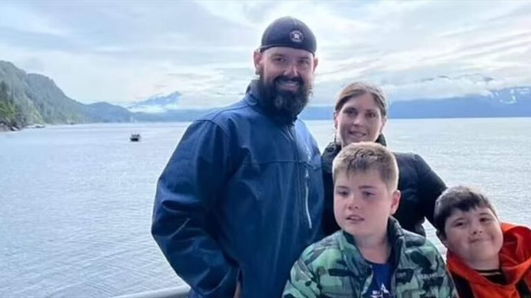 انقلاب قارب بعائلة في المياه المتجمدة!