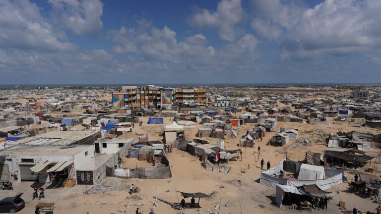 استشهاد 10 ونجاة طفلة في خان يونس