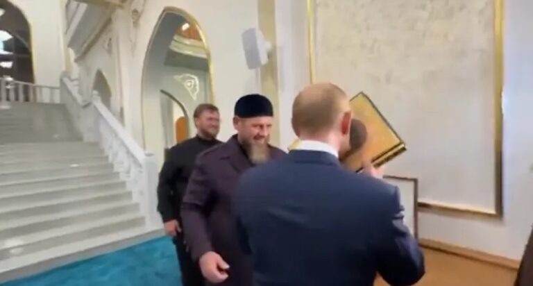 بالفيديو.. بوتين يقبل نسخة من القرآن