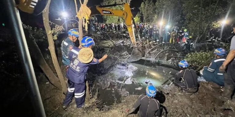 تحطم طائرة سياحية تايلندية (فيديو)