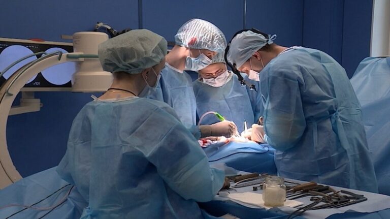 عملية لإزالة ورم من شبكية العين!