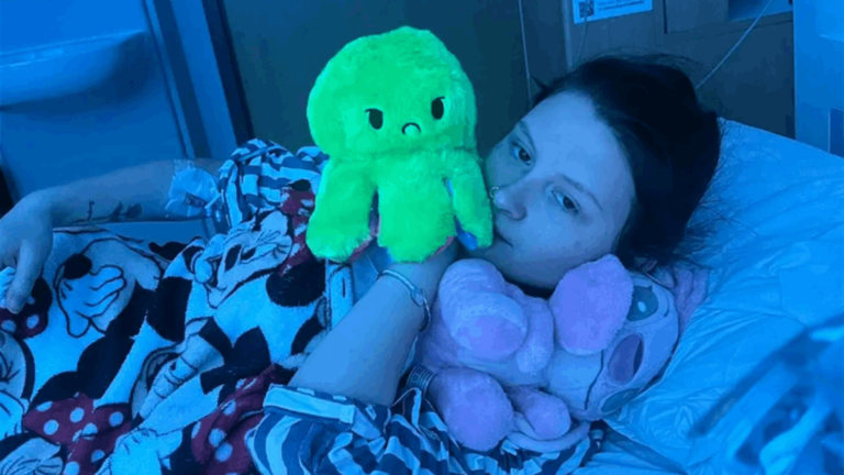 فقدت قدرتها على الكلام والمشي!