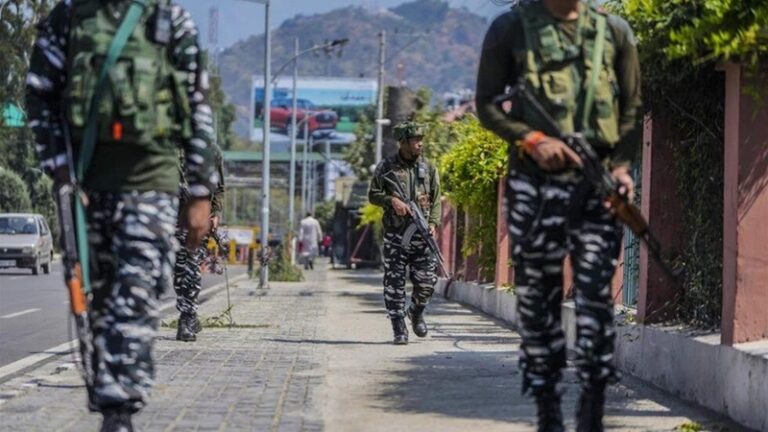 مقتل جندي هندي ومتمرد بإشتباكات في كشمير