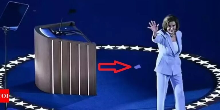 بالفيديو ـ ماذا سقط من سروال نانسي بيلوسي؟