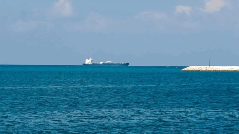 “عين أكر” الجزائرية وصلت الى منشآت نفط طرابلس