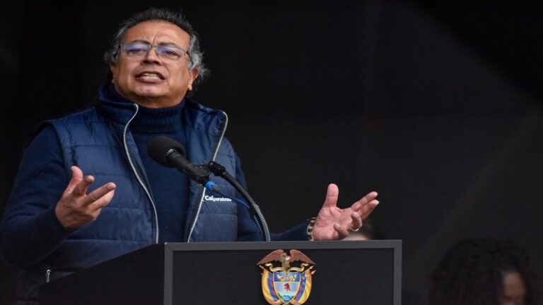 الرئيس الكولومبي يحظر تصدير الفحم لـ”إسرائيل”