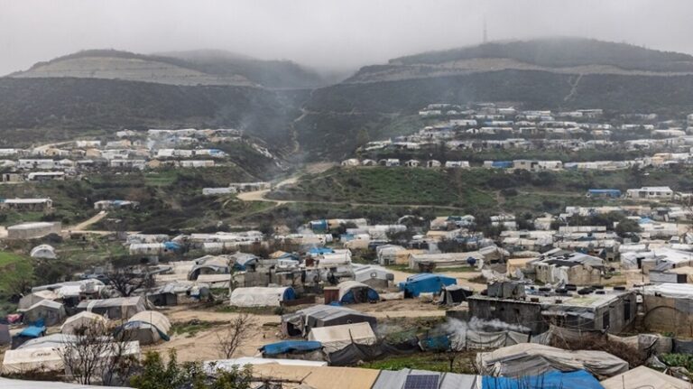 أسرة مغربية عالقة على الحدود السورية التركية