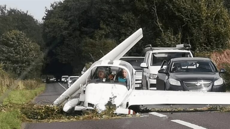 سقوط طائرة خفيفة على طريق مزدحم في بريطانيا