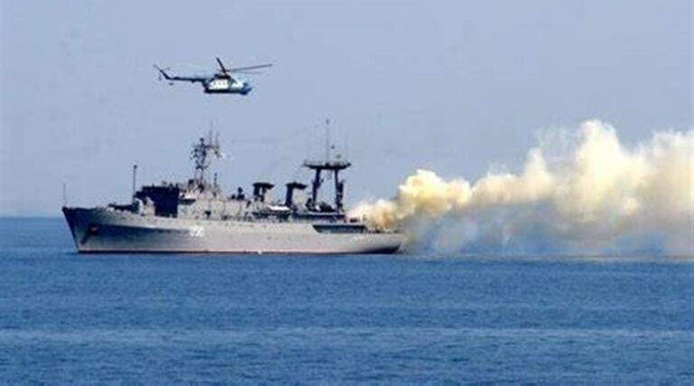 بالفيديو.. إقتحام السفينة اليونانية وإحراقها في البحر الأحمر