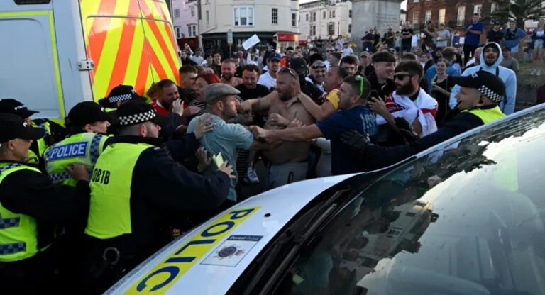 تأهب في بريطانيا لمواجهة شغب مناهض للمسلمين