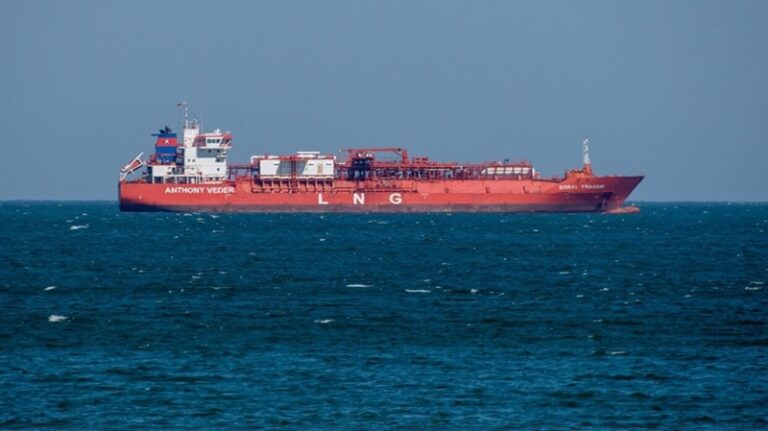 ناقلة غاز جزائرية تنقذ 30 مهاجراً من الغرق في ايطاليا