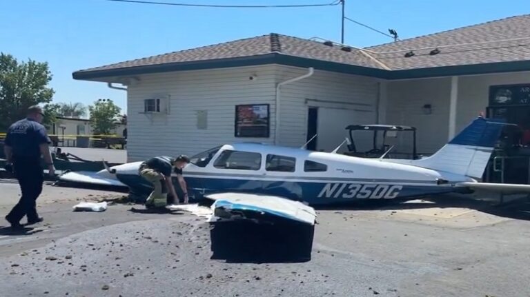 طائرة أميركية تسقط فوق ملعب “غولف” (فيديو)