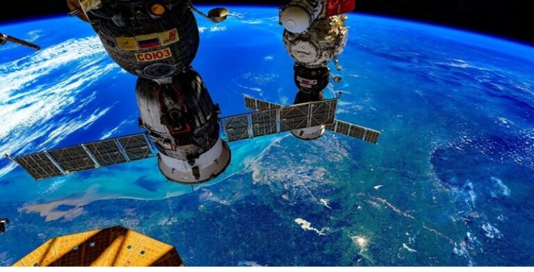 رواد الفضاء الروس يختبرون جهازاً جديداً للاتصالات الفضائية