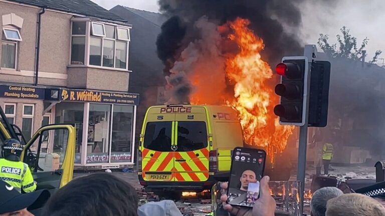 صدور أول الأحكام على المشاركين بأعمال الشغب في بريطانيا