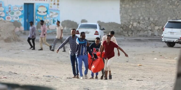 قتلى بهجوم مسلح على شاطئ في مقديشو