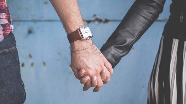 ما المدة الزمنية التي يجب أن يستغرقها الرجل للاعتراف بحبه للمرأة؟