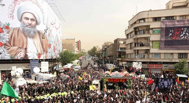 بالفيديو.. الخامنئي يؤم صلاة الجنازة على هنية