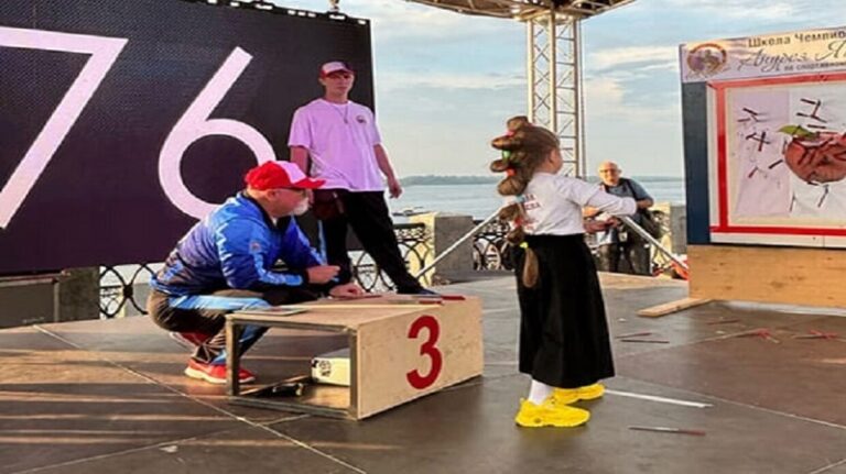 طفلة تسجل رقماً قياسياً برمي السكين! (فيديو)