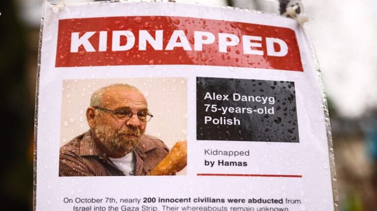 نجل أحد الأسرى الصهاينة القتلى: نتنياهو سيدفع الثمن