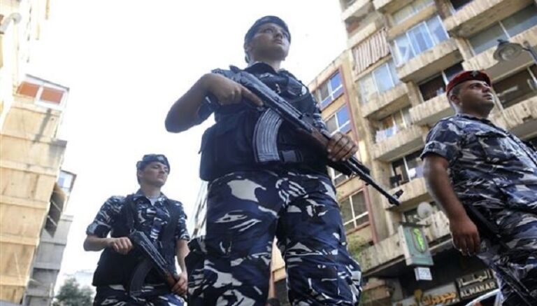 تحرير طفل حجزه والده في مرآب!