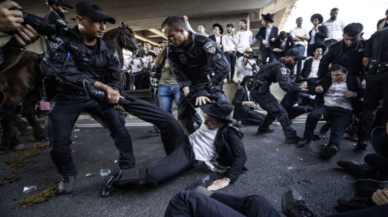 بالفيديو.. اشتباكات بين الشرطة الصهونية واليهود الحريديم