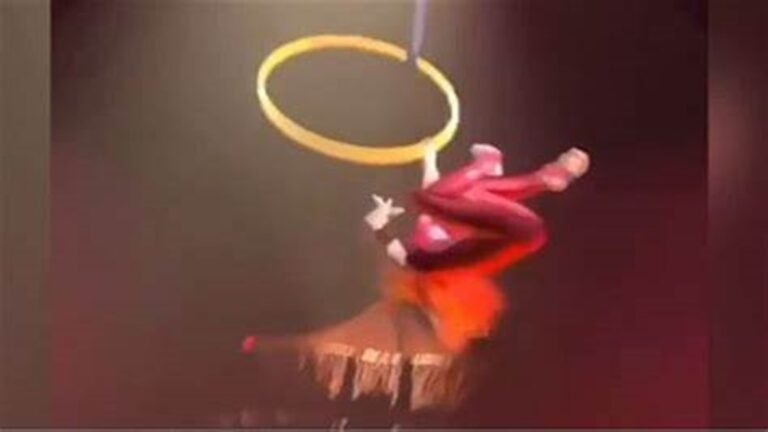 بالفيديو.. بهلوانية تسقط من مكان مرتفع