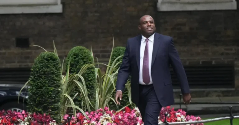 وزير الخارجية البريطانية أنهى زيارته إلى لبنان: للحد من التصعيد على الخط الأزرق