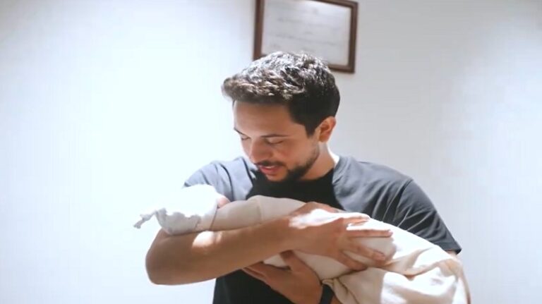 العاهل الأردني: “نورتي عيلتنا جدو”! (فيديو)