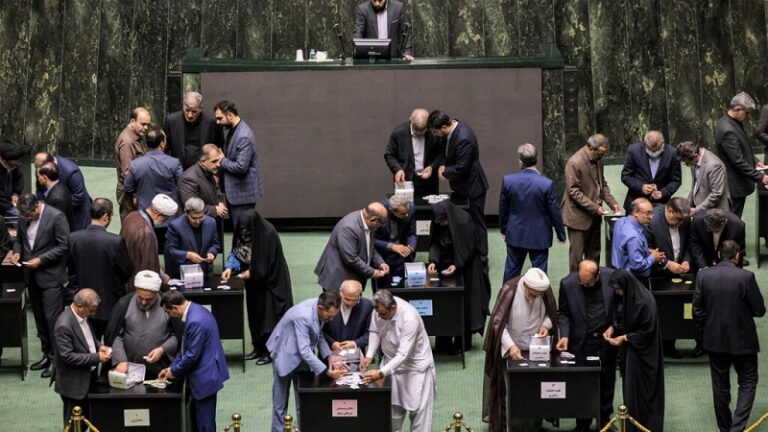 “الشورى الإيراني” يصادق على تشكيلة بزشكيان الوزارية