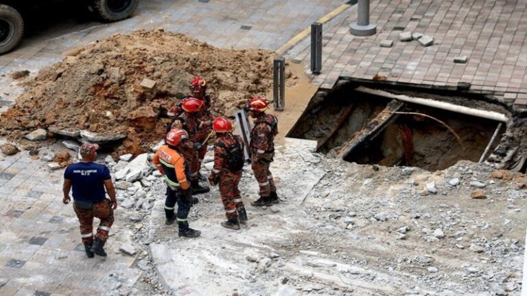 سقوط امرأة في حفرة بعمق 8 أمتار في ماليزيا (فيديو)