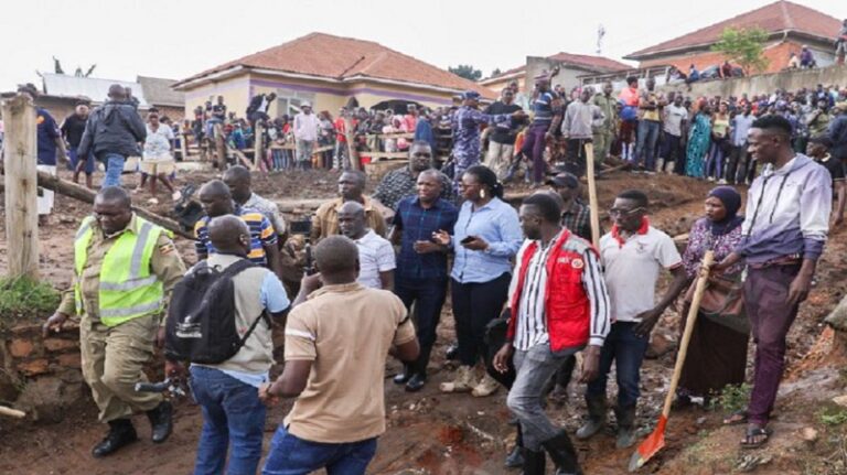 ضحايا بانهيار مكب نفايات في أوغندا (صور)