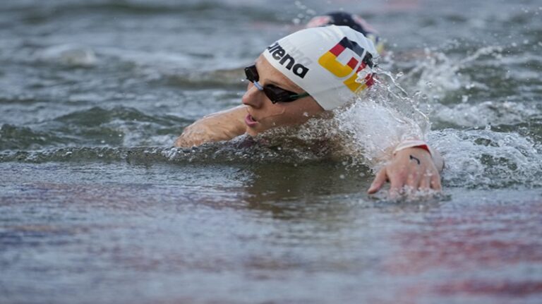 سباحة ألمانية تتعرض لوعكة صحية في نهر السين