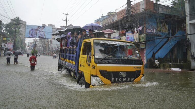 فيضانات الهند وبنغلاديش تودي بحياة 15 شخصاً (فيديو)