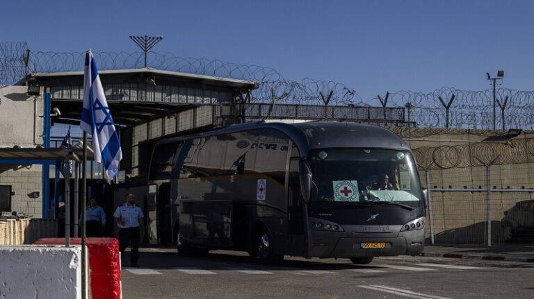 الاحتلال يفرج عن 40 أسيراً فلسطينياً