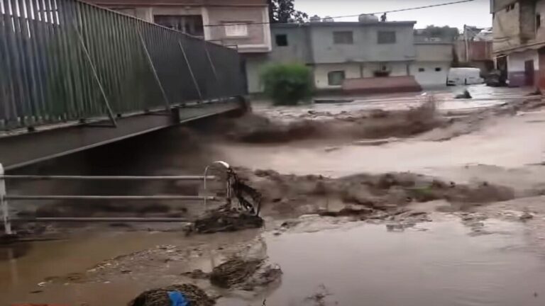 العثور على جثة طفل مفقود بفيضانات الجزائر (صورة)