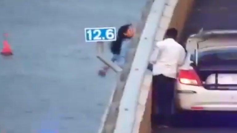 سائق تاكسي ينقذ امرأة من موت محقق في الهند (فيديو)