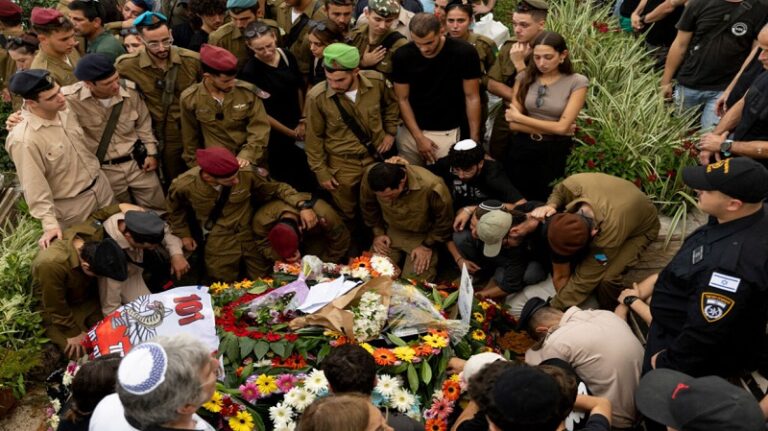 مقتل ضابط للعدو بـ”نيران صديقة”