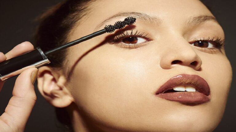 أخطاء بوضع “المكياج” تضر البصر!