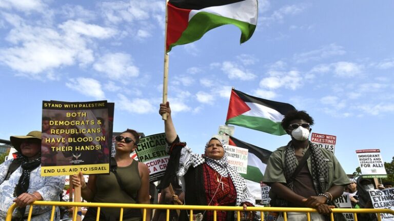 اعتقال 60 متظاهراً مؤيداً لفلسطين في شيكاغو (فيديو)