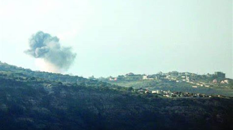 العدو يستهدف مركبا