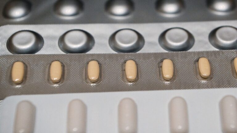 اعتقال مسنين حاولا مساعدة امرأة مسنة على الموت