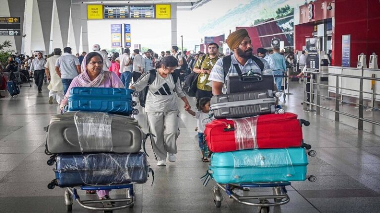قنبلة داخل طائرة بمطار دولي في الهند؟