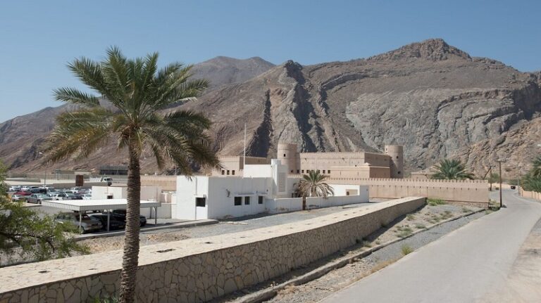 وفاة 4 أشخاص برحلة جبلية في عمان (فيديو)