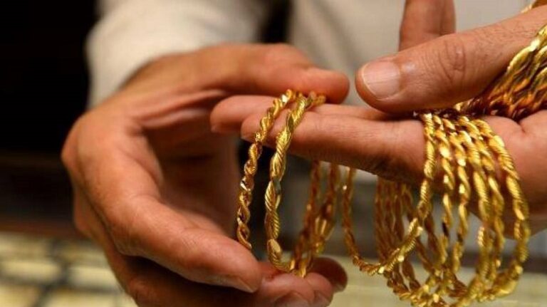 سرقت ذهباً وصرّفت المسروقات بالتعاون مع زوجها وابنتها!