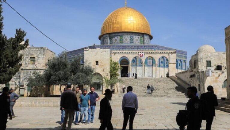 بالفيديو – مستوطنون يقتحمون “الأقصى”