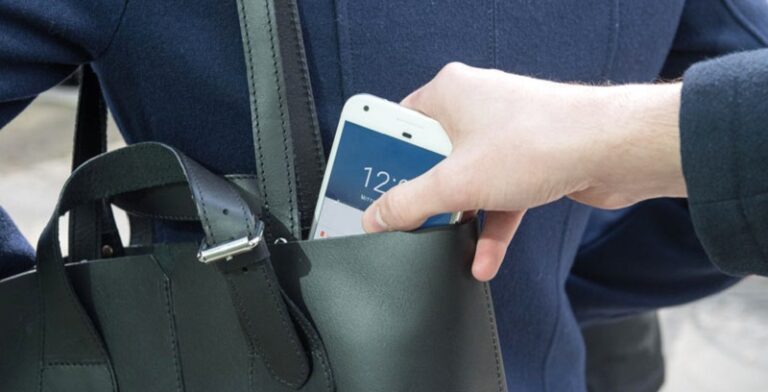 سرقت هاتف وزيرة سابقة في المسجد!