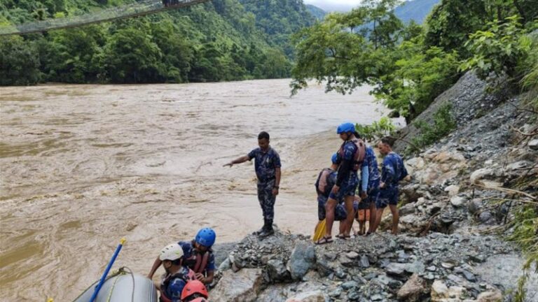 سقوط حافلة هندية على متنها 40 شخصاً بنهر في نيبال