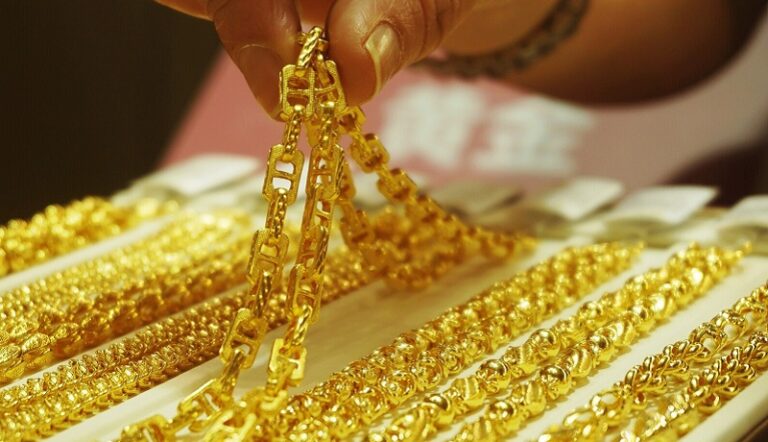 ماذا نفعل بالذهب؟ نبيع ام نشتري؟