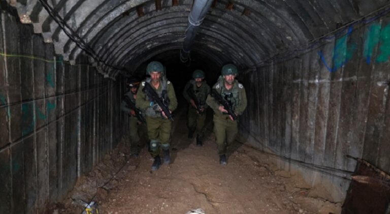 جيش الاحتلال يزعم تدمير مسار نفق في غزة (فيديو)