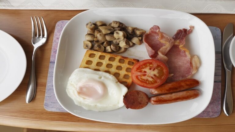 الإفطار الدسم يزيد من حرق السعرات الحرارية؟